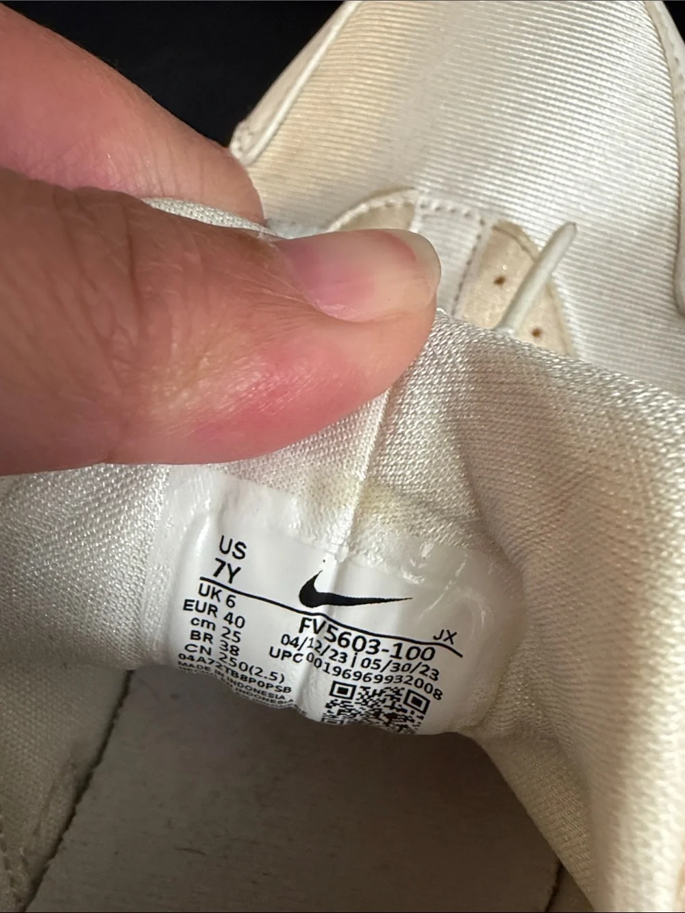 Nike White and Cream Low-Top Sneakers